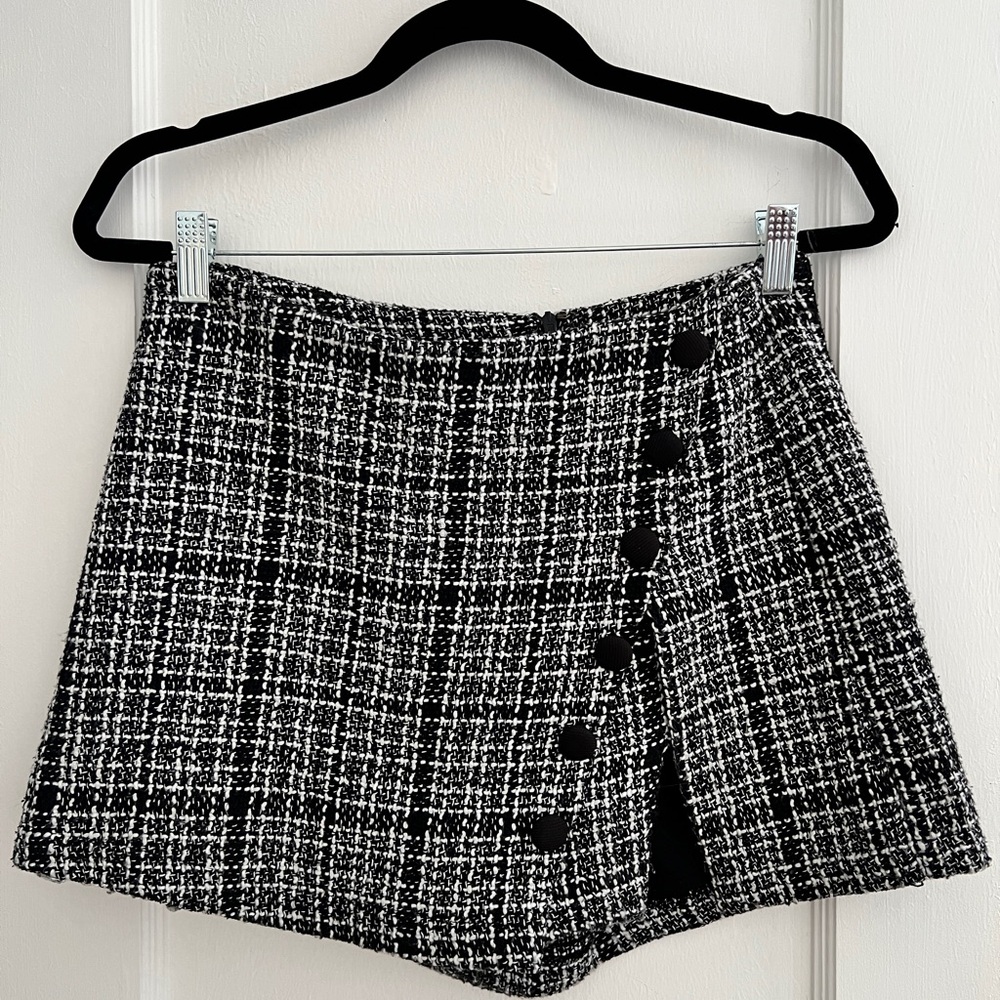 Chic Black and White Plaid Skirt/skort with Button Detail